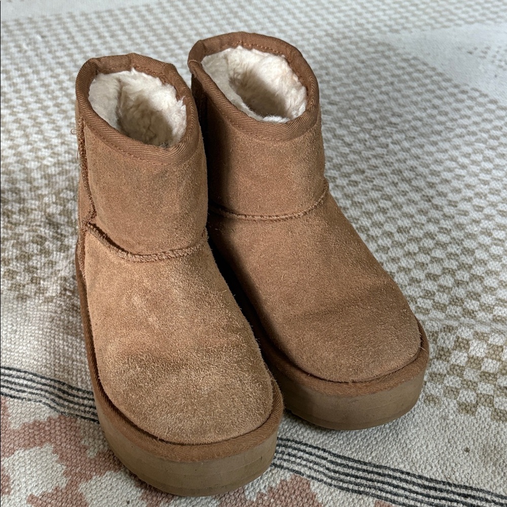 UGG classic mini Tan Suede Boots girls sz 1